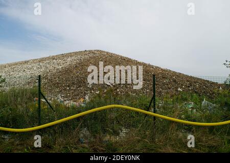 Enorme discarica della grande città. Mucchio grande di spazzatura differente. Inquinamento ambientale. Smistamento dei rifiuti. Preparazione per il riciclaggio. Foto Stock