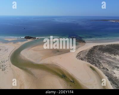 Corrubedo. Bellissimo paesaggio costiero in dune di sabbia. Galizia.Spagna. Drone aereo foto. Foto Stock