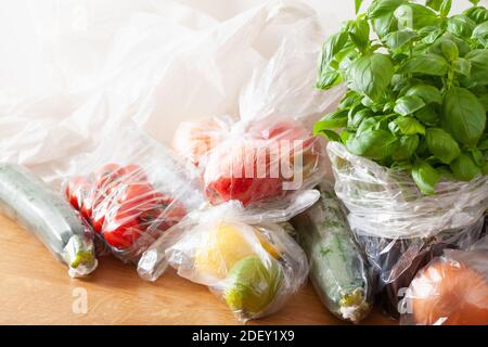 Uso singola i rifiuti plastici problema. Frutta e verdura in sacchetti di plastica Foto Stock