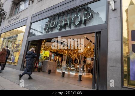 Londra, Inghilterra. 02 dicembre 2020. Gli amanti dello shopping al di fuori del negozio della catena di moda Topshop su Oxford Street. Arcadia, proprietario di Topshop, ha presentato domanda di amministrazione in seguito al grave impatto del negozio sulla pandemia globale di Coronavirus. (Foto di Sam Mellish / Alamy Live News) Foto Stock