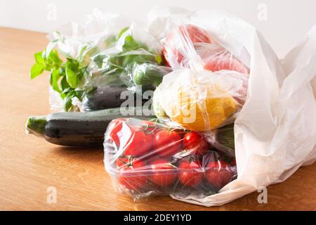 Uso singola i rifiuti plastici problema. Frutta e verdura in sacchetti di plastica Foto Stock