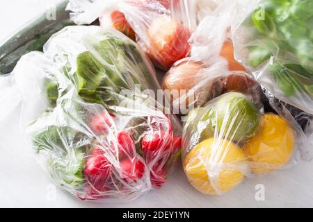 Uso singola i rifiuti plastici problema. Frutta e verdura in sacchetti di plastica Foto Stock