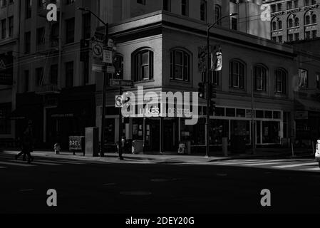 SAN FRANCISCO, STATI UNITI - 22 agosto 2019: Un ristorante al tramonto nel centro di San Francisco Foto Stock