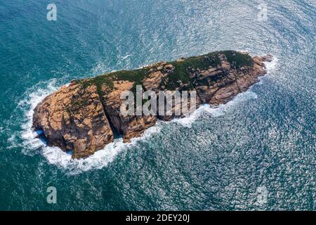 Vista aerea della piccola isola rocciosa in mare Foto Stock