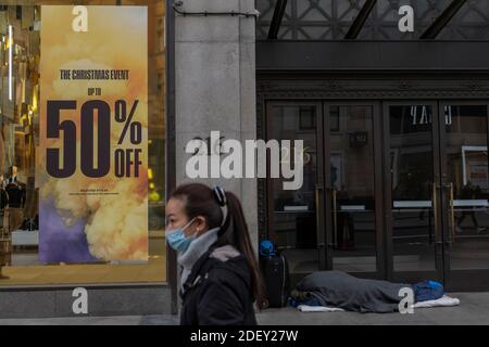 Londra, Inghilterra. 02 dicembre 2020. Gli amanti dello shopping al di fuori del negozio della catena di moda Topshop su Oxford Street. Arcadia, proprietario di Topshop, ha presentato domanda di amministrazione in seguito al grave impatto del negozio sulla pandemia globale di Coronavirus. (Foto di Sam Mellish / Alamy Live News) Foto Stock