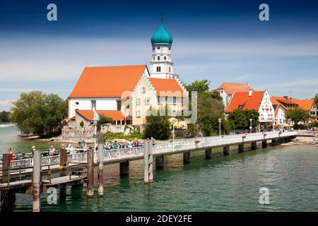 Traghetto jetty, con Chiesa di San Giorgio, Wasserburg, lago di costanza Baviera, Germania, Europa Foto Stock