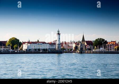 Faro di New Lindau e leone bavarese all'ingresso del porto, porto, isola di Lindau, Lindau sul lago di Costanza, regione del lago di Costanza, Swabia, Germ Foto Stock