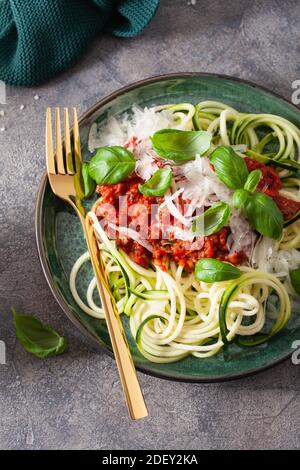 Cheto paleo zoodles bolognese: Zucchine spaghetti con sugo di carne e formaggio parmigiano Foto Stock