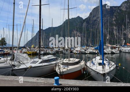 Marina sul lago di Garda a Riva Foto Stock