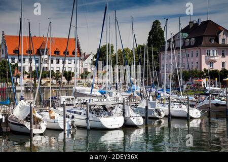 Barche a motore e a vela, porto, lago di Costanza, Lindau, Swabia, Baviera, Germania, Europa Foto Stock