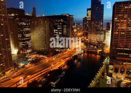 Vista aerea del fiume Chicago e Wacker Drive al tramonto, Chicago, Illinois, Stati Uniti d'America Foto Stock