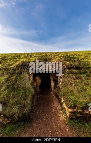 La camera sepolcrale est di Belas Knap Neolitico lungo Barrow su Cleeve Hill, Gloucestershire, Inghilterra Foto Stock