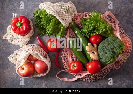 Frutta Verdura in maglia riutilizzabili sacchetto di cotone, plastica libera zero rifiuti Nozione Foto Stock