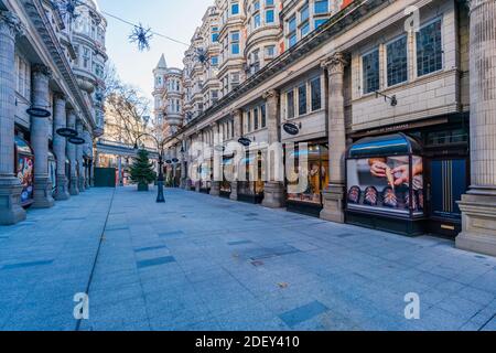 LONDRA, Regno Unito - 01 DICEMBRE 2020 - Sicilian Avenue è una sfilata pedonale di negozi a Bloomsbury, simile a una galleria all'aperto. Gli affari sono durante Co Foto Stock