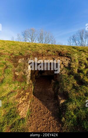 La camera di sepoltura ovest di Belas Knap Neolitico lungo Barrow su Cleeve Hill, Gloucestershire, Inghilterra Foto Stock