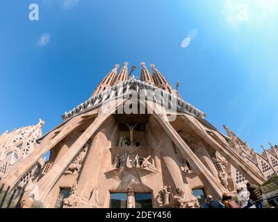 Barcellona, Spagna, vista esterna della Sagrada Familia, la famosa cattedrale di Barcellona durante una giornata di sole. Fu costruito da Antoni Gaudì Foto Stock