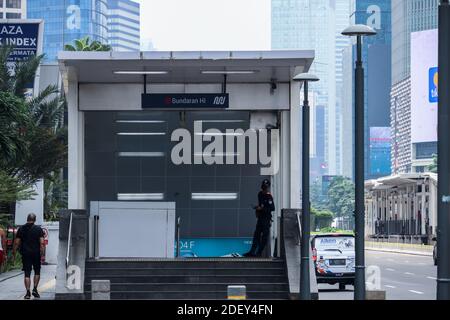 Giacarta / Indonesia - 25 ottobre 2020. L'entrata della Stazione MRT di Giacarta si trova alla rotonda HI con sicurezza sulla guardia all'entrata. Foto Stock