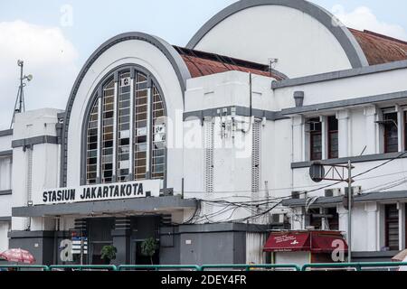 Giacarta / Indonesia - 25 ottobre 2020. L'edificio della stazione di Jakarta Kota è uno dei vecchi edifici dell'epoca olandese che è ancora saldamente in piedi Foto Stock