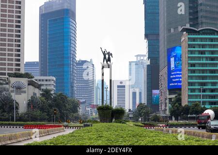 Giacarta / Indonesia - 25 ottobre 2020. La vista della statua di benvenuto di Giacarta, che si trova intorno all'hotel Indonesiano, con uno sfondo di sk Foto Stock