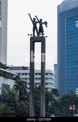 Giacarta / Indonesia - 25 ottobre 2020. Patung selamat datang o una statua di benvenuto situata alla rotonda dell'Hotel Indonesia, composta da uomini e fem Foto Stock