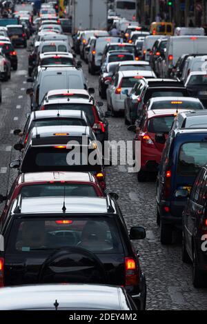 Traffico, Champs Elysees, ottavo arrondissement di Parigi e dell' Ile-de-France, Francia Foto Stock