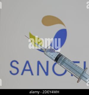 Sanofi S.A. è una multinazionale farmaceutica che produce vaccino Covid-19. Una siringa blu davanti al logo, Danimarca, 2 dicembre 2020 Foto Stock