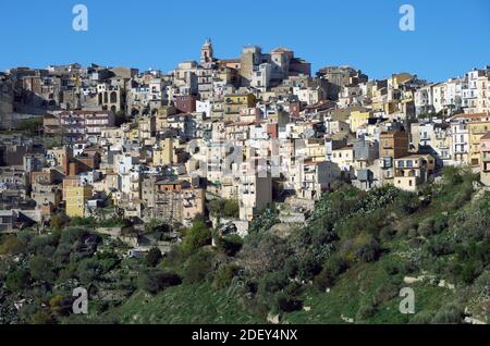 Case a sbalzo ad alta densità a Centuripe, antica città di montagna della Sicilia architettura tipica Foto Stock