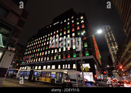 New York, Stati Uniti. 01 dicembre 2020. Luci rosse e verdi decorano l'esterno del Bloomingdale's Department Store durante le vacanze del 2020 lungo Lexington Ave. A New York, NY, 2 dicembre 2020. A causa di COVDI-19, i grandi magazzini in tutta la città hanno saltato il pubblico cerimoniale solita svelare per impedire che la gente si riunisca e la potenziale diffusione del Coronavirus come gli Stati Uniti soffrono a causa di un aumento di infezioni e ricoveri ospedalieri. (Anthony Behar/Sipa USA) Credit: Sipa USA/Alamy Live News Foto Stock