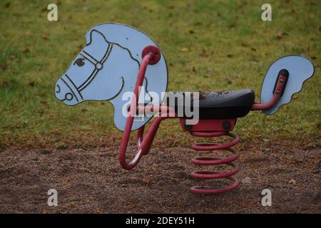 Un vecchio rocker di cavalli in un parco giochi Foto Stock
