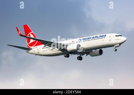 Istanbul, Turchia - 15 febbraio 2019: Turkish Airlines Boeing 737-800 aereo all'aeroporto Ataturk di Istanbul (IST) in Turchia. Boeing è un aereo americano Foto Stock