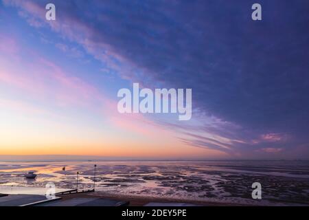 Prima dell'alba, un fronte freddo in avvicinamento crea una nuvola insolita Formazione sopra l'estuario del Tamigi su un freddo e Frosty dicembre Mattina Foto Stock