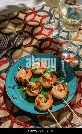 Gambas portoghese al ajillo gamberetti d'aglio su spiedini Foto Stock