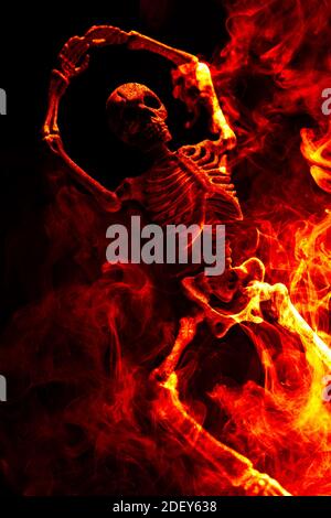 Spaventoso demone Halloween balli scheletro in fuoco mortale Foto Stock