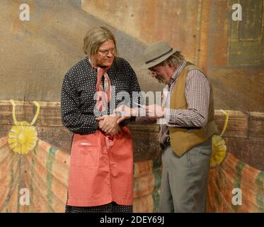 Milano, Italia. 01 Feb 2013. Milano, Italia 01-02-2013 ARCHIVIO Teatro Nazionale i LEGNANESI mostra 'Let the pendolari come to me' Teresa (Antonio Provasio), Mabilia (Enrico Danceri), Giovanni (Luigi Campisi) l'ex Giovanni Luigi Campisi porta in tribunale nei prossimi mesi Teresa Antonio Provasio e l'azienda. Nella foto: Luigi Campisi (Giovanni), Antonio Provasio (Teresa) Credit: Independent Photo Agency/Alamy Live News Foto Stock