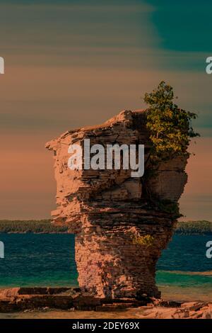 Fiore pentola formazione di roccia al tramonto, Lago Huron, ON. Paesaggi spettacolari in estate nella Georgian Bay a ON, Canada. Ci sono più di 30,000 isole in Foto Stock