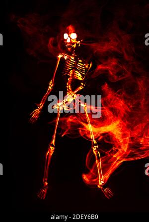 Spaventoso demone Halloween balli scheletro in fuoco mortale Foto Stock