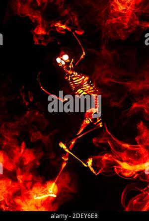 Spaventoso demone Halloween balli scheletro in fuoco mortale Foto Stock