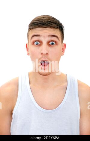 Sorpreso giovane uomo nella Undershirt isolato sul bianco Sfondo Foto Stock