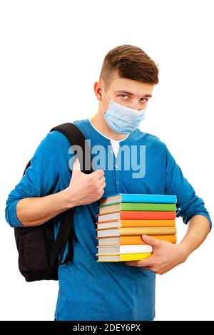 Studente in maschera di influenza tenere un libro isolato sul Sfondo bianco Foto Stock
