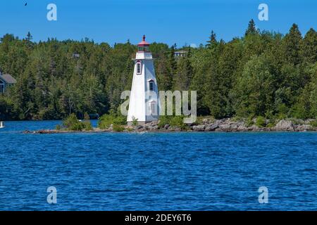 Acque blu del lago Huron e il grande faro vasca, ON. Paesaggi spettacolari in estate nella Georgian Bay a ON, Canada. Ci sono oltre 30,000 islan Foto Stock