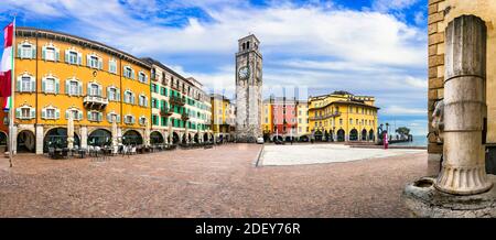 Riva del Garda - affascinante e popolare cittadina sul lago di Garda. Case colorate e vecchia torre in centro. Italia, Tentino Foto Stock
