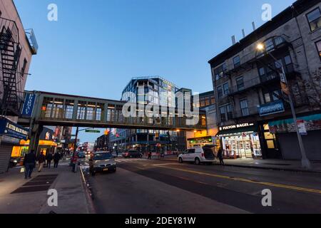 Brooklyn, New York, NY, Stati Uniti - 30 novembre 2019. Vista sulla strada e trasporto stradale a Brooklyn, New York. Franklin Avenue–Fulton Street pedonale Foto Stock