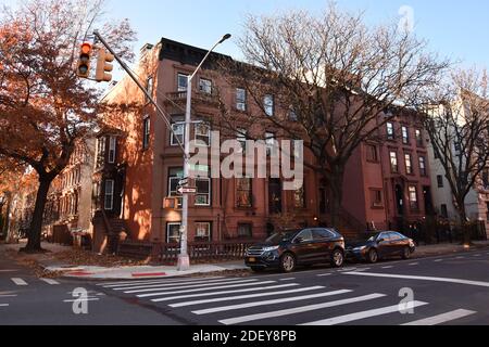 Splendida vista sulla strada nel quartiere di Brooklyn, New York City, Stati Uniti. Foto Stock