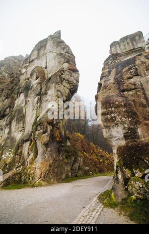 Formazione rocciosa di Externsteine, chiamata anche Stonehenge tedesca, nella Foresta di Teutoburg, Germania. Nebbia Foto Stock