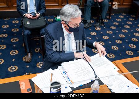 Washington, DC, Stati Uniti. 02 dicembre 2020. Il presidente della Federal Reserve Jerome Powell si prepara a parlare durante un'audizione del Comitato dei servizi finanziari della Camera su ‘la supervisione della risposta pandemica del Dipartimento del Tesoro e della Federal Reserve' nel Rayburn House Office Building a Washington, DC, USA, 02 dicembre 2020.Credit: Jim Loscalzo/Pool via CNP | Usage Worldwide Credit: dpa/Alamy Live News Foto Stock