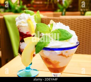 Gelato con caramello e menta servito in una tazza di vetro Foto Stock