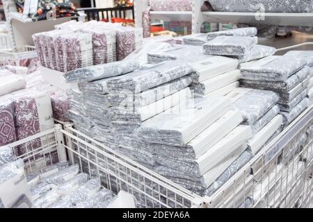 Nuovi set di lenzuola colorate a motivi geometrici in vendita. Russia. San Pietroburgo, 12 novembre 2020. Negozio IKEA Foto Stock