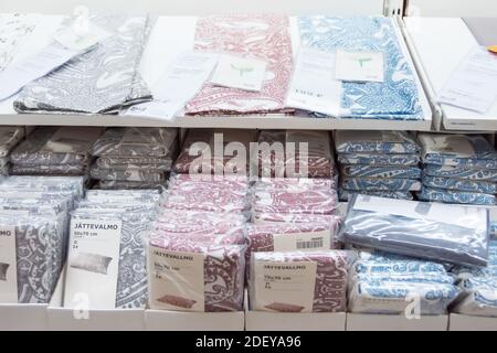 Nuovi set di lenzuola colorate a motivi geometrici in vendita. Russia. San Pietroburgo, 12 novembre 2020. Negozio IKEA Foto Stock