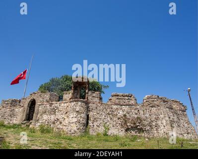 Il Castello di Riva è una fortificazione costiera bizantina situata su una collina dove Riva Creek incontra il Mar Nero a Riva, Beykoz, Istanbul Foto Stock