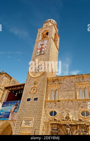 La torre dell orologio e la torre campanaria a Dubrovnik Città Vecchia sulla Dalamatian costa della Croazia, dell'Adriatico. Foto Stock